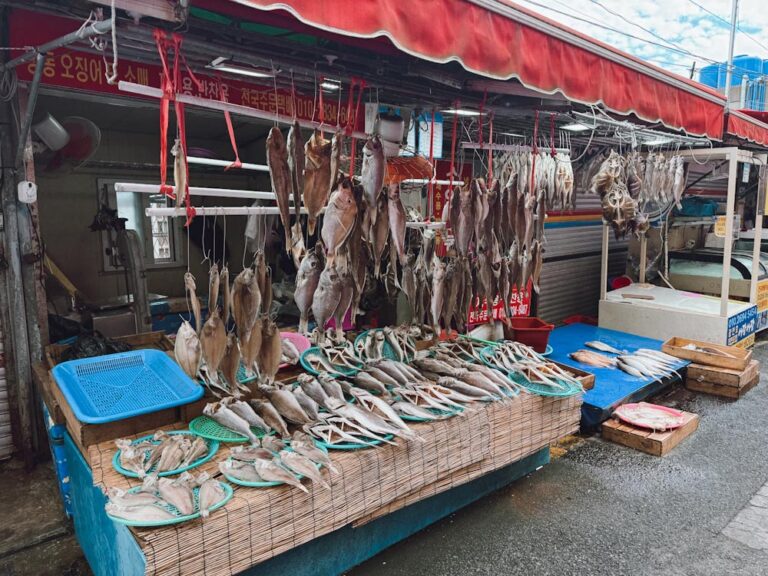 Прилавок с сушеной рыбой / Dried fish on the open-air market in Korea