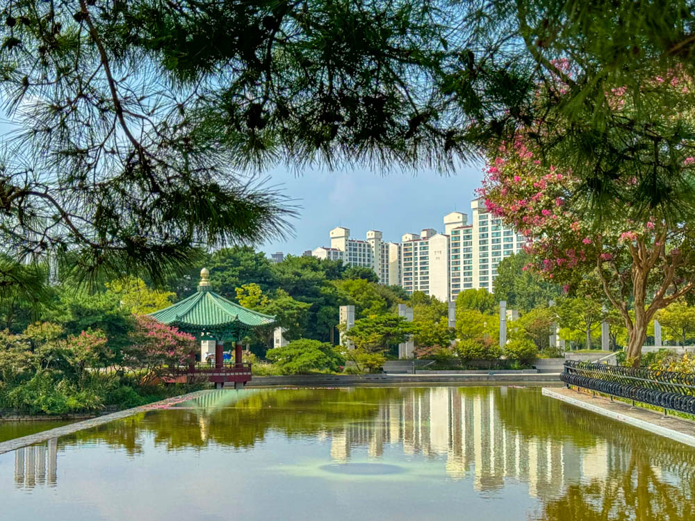 Буддийский павильон на фоне небоскребов в Сеуле