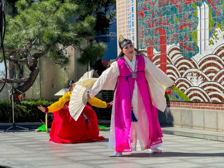 Кореянка в традиционном костюме