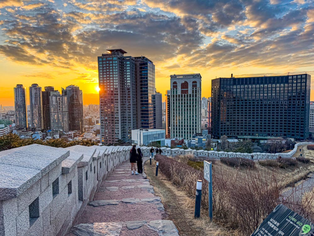 Городская стена в столице Кореи на закате