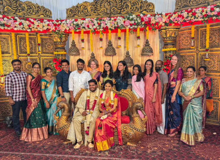 Фото с гостями на свадьбу в Индии